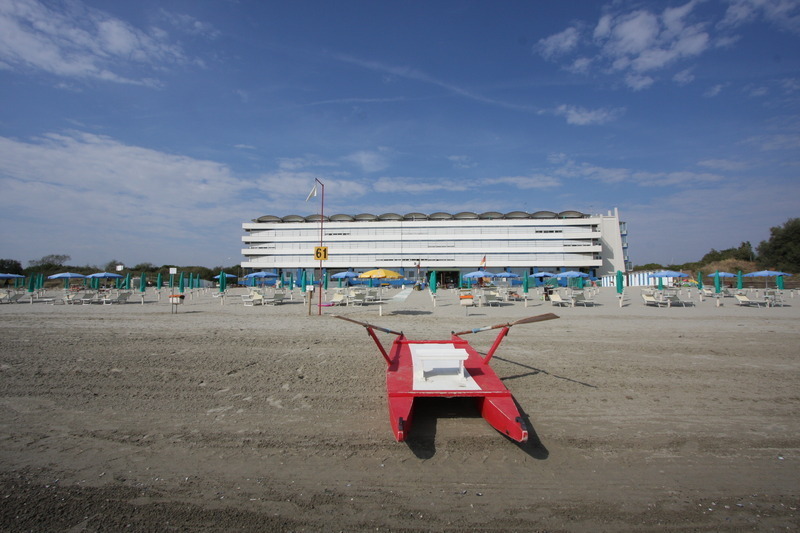 Ampio monolocale, fronte mare in condominio direttamente sul mare.